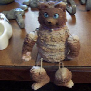 LITTLE RESIN CAT KITTY SITS ON THE TABLE MANTLE